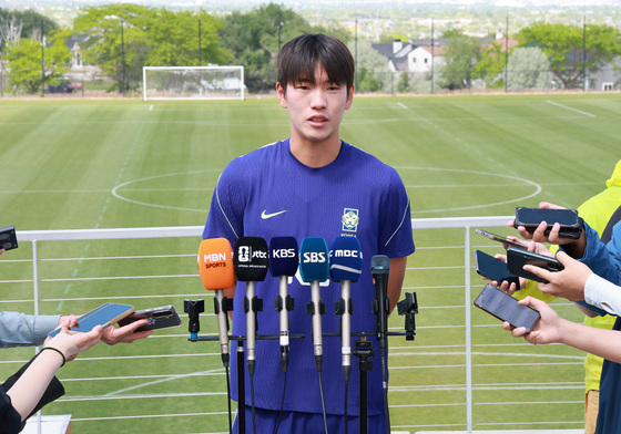 인터뷰하는 조위제