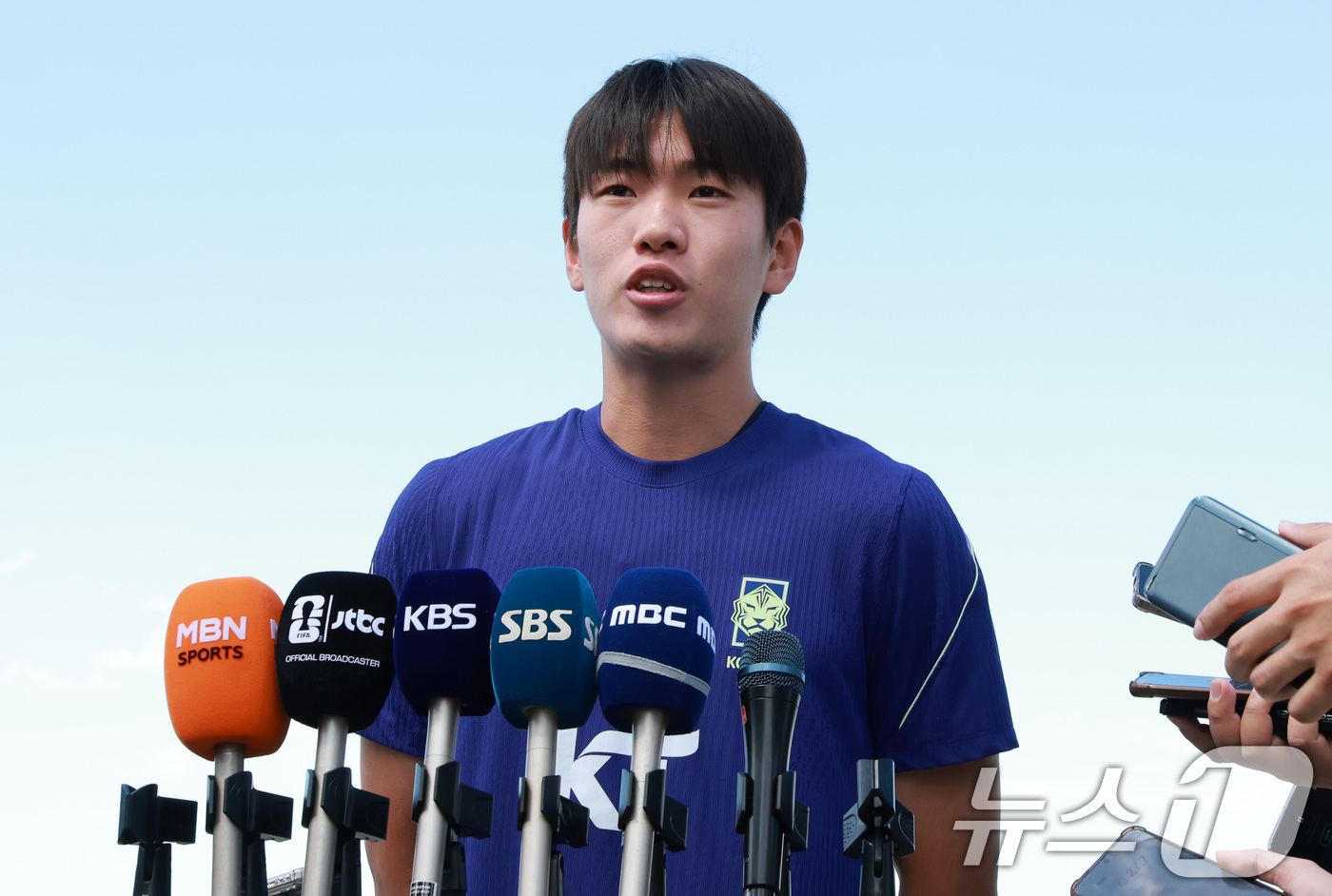 (헤리먼(유타주)=뉴스1) 임세영 기자 = 대한민국 축구대표팀 조위제가 1일(현지시간) 미국 유타주 헤리먼에 위치한 자이언스뱅크 트레이닝센터에서 훈련에 앞서 인터뷰를 하고 있다.조 …