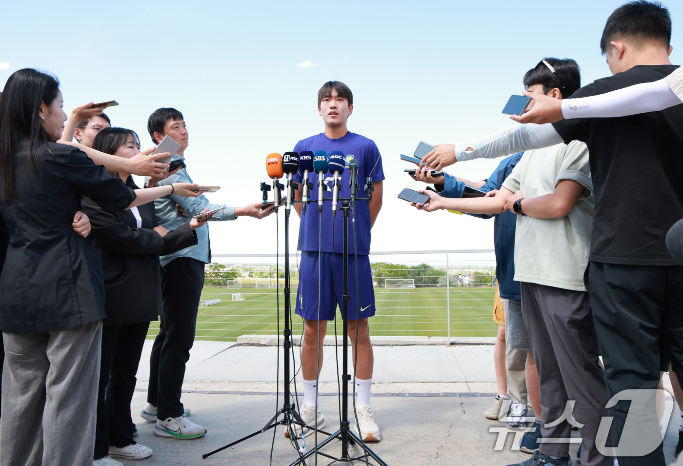 (헤리먼(유타주)=뉴스1) 임세영 기자 = 대한민국 축구대표팀 조위제가 1일(현지시간) 미국 유타주 헤리먼에 위치한 자이언스뱅크 트레이닝센터에서 훈련에 앞서 인터뷰를 하고 있다.조 …