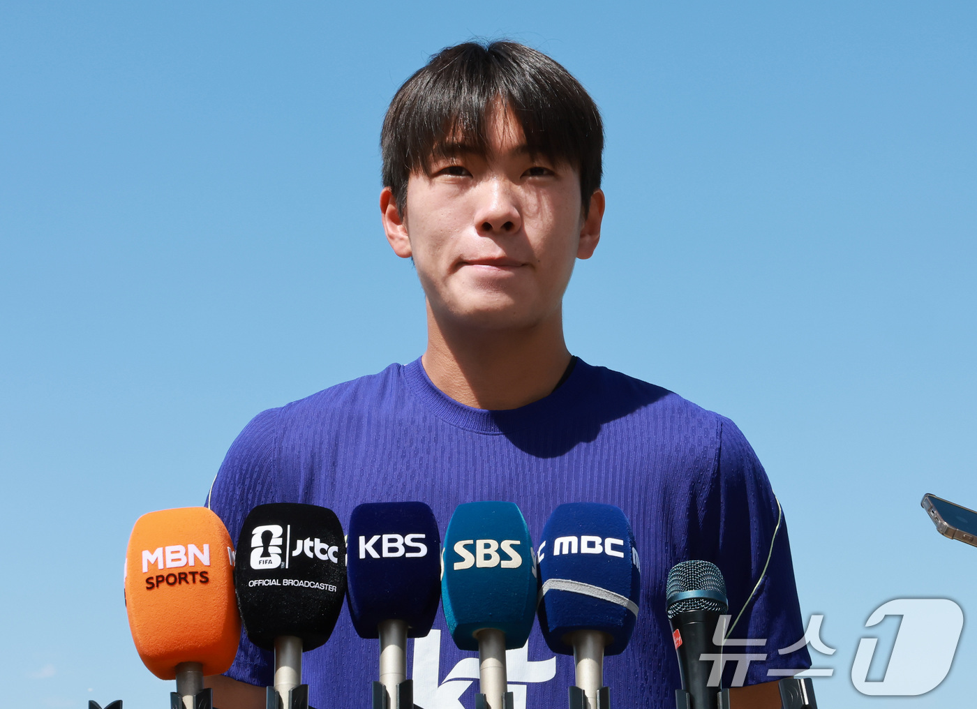 (헤리먼(유타주)=뉴스1) 임세영 기자 = 대한민국 축구대표팀 조위제가 1일(현지시간) 미국 유타주 헤리먼에 위치한 자이언스뱅크 트레이닝센터에서 훈련에 앞서 인터뷰를 하고 있다.조 …