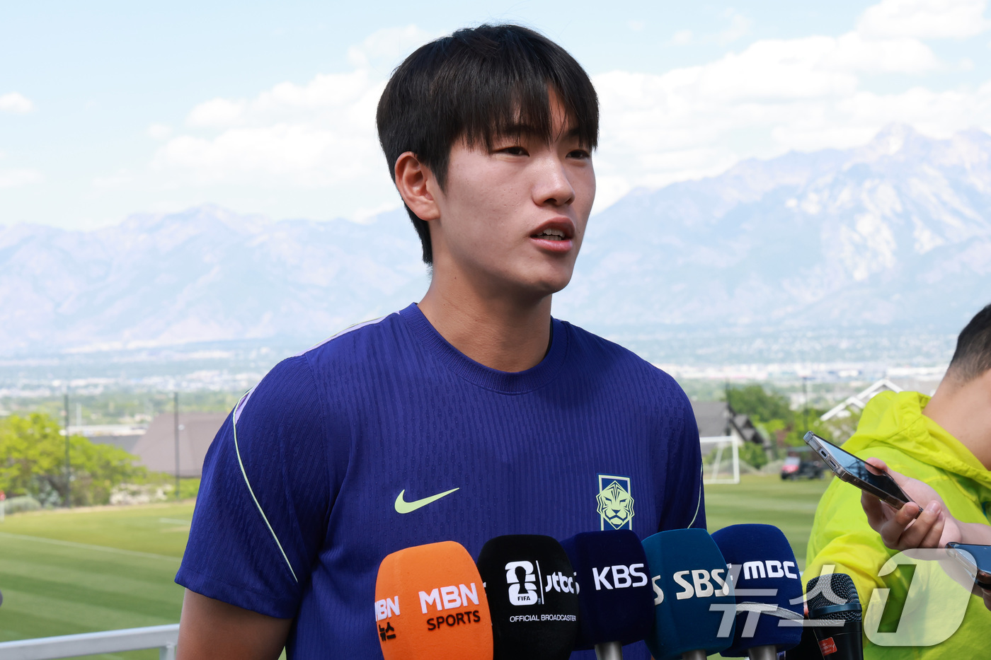 (헤리먼(유타주)=뉴스1) 임세영 기자 = 대한민국 축구대표팀 조위제가 1일(현지시간) 미국 유타주 헤리먼에 위치한 자이언스뱅크 트레이닝센터에서 훈련에 앞서 인터뷰를 하고 있다.조 …