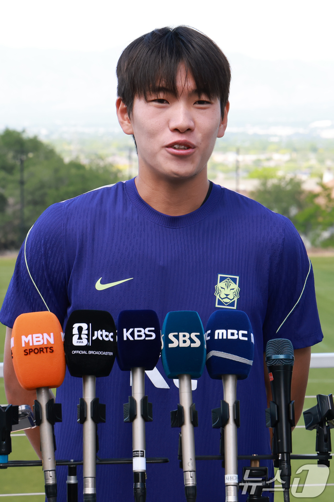 (헤리먼(유타주)=뉴스1) 임세영 기자 = 대한민국 축구대표팀 조위제가 1일(현지시간) 미국 유타주 헤리먼에 위치한 자이언스뱅크 트레이닝센터에서 훈련에 앞서 인터뷰를 하고 있다.조 …