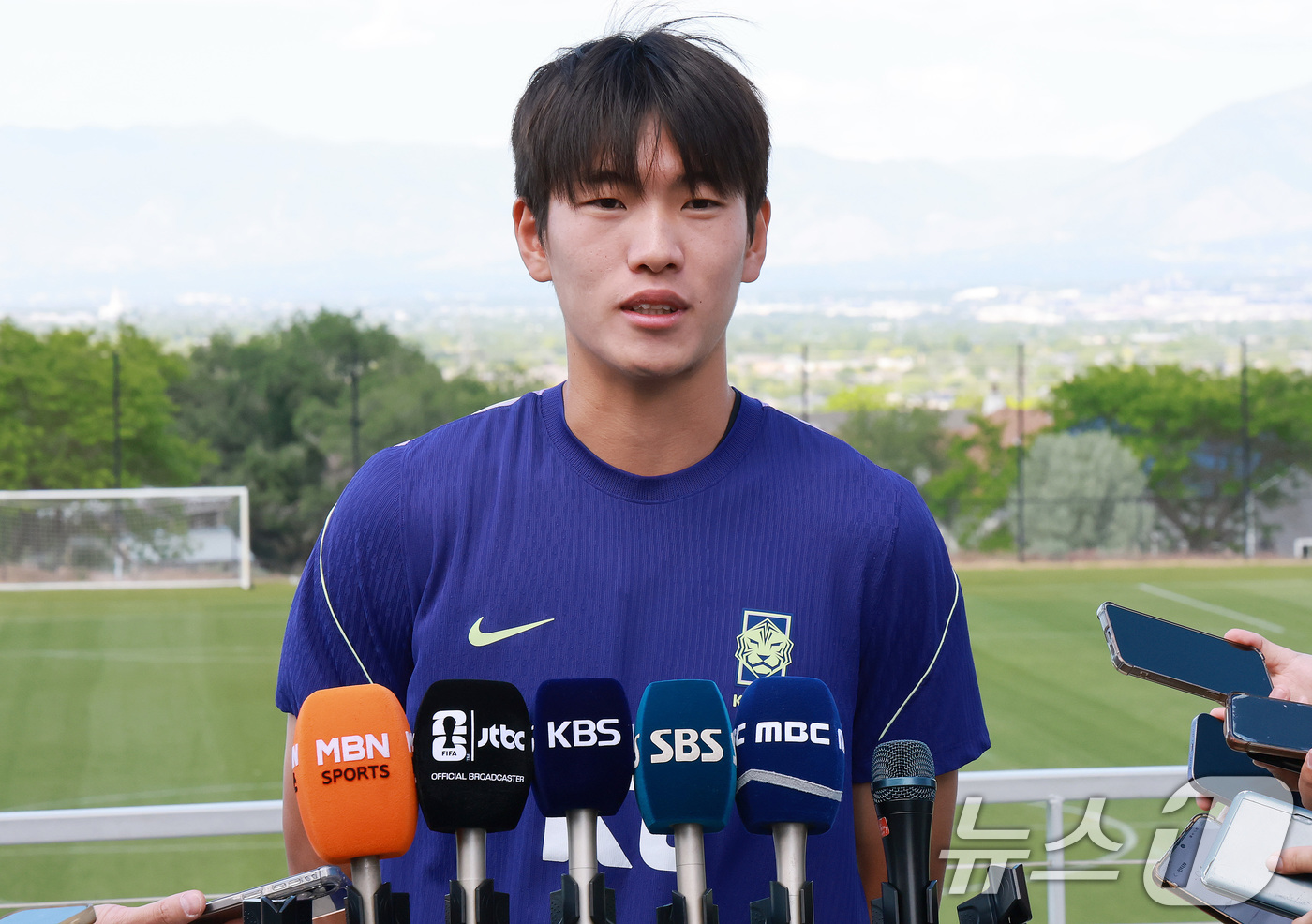 (헤리먼(유타주)=뉴스1) 임세영 기자 = 대한민국 축구대표팀 조위제가 1일(현지시간) 미국 유타주 헤리먼에 위치한 자이언스뱅크 트레이닝센터에서 훈련에 앞서 인터뷰를 하고 있다.조 …