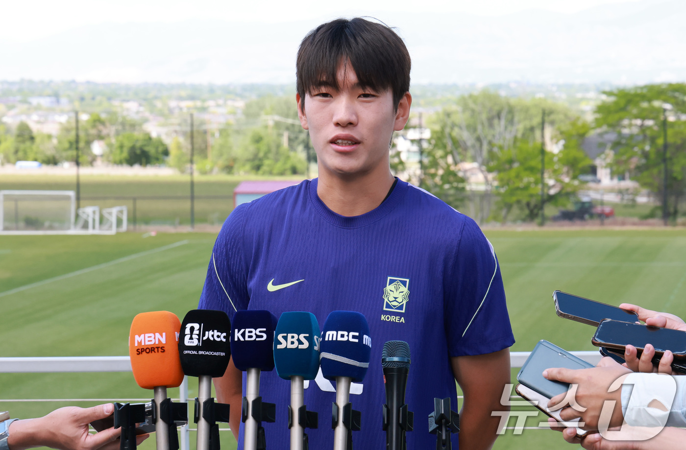 (헤리먼(유타주)=뉴스1) 임세영 기자 = 대한민국 축구대표팀 조위제가 1일(현지시간) 미국 유타주 헤리먼에 위치한 자이언스뱅크 트레이닝센터에서 훈련에 앞서 인터뷰를 하고 있다.조 …