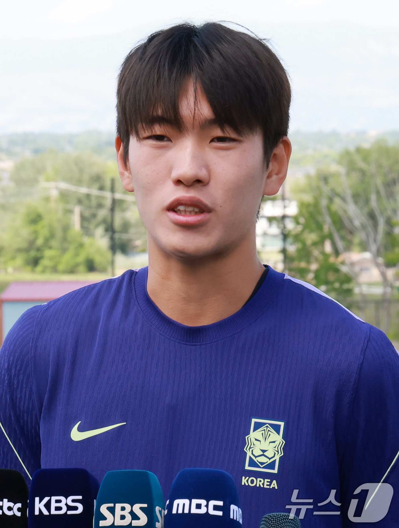 (헤리먼(유타주)=뉴스1) 임세영 기자 = 대한민국 축구대표팀 조위제가 1일(현지시간) 미국 유타주 헤리먼에 위치한 자이언스뱅크 트레이닝센터에서 훈련에 앞서 인터뷰를 하고 있다.조 …