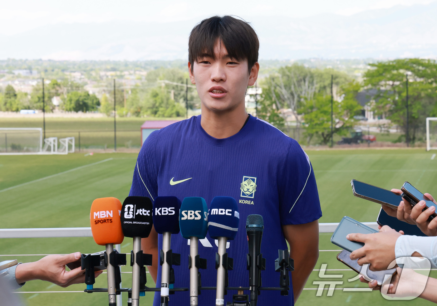 (헤리먼(유타주)=뉴스1) 임세영 기자 = 대한민국 축구대표팀 조위제가 1일(현지시간) 미국 유타주 헤리먼에 위치한 자이언스뱅크 트레이닝센터에서 훈련에 앞서 인터뷰를 하고 있다.조 …