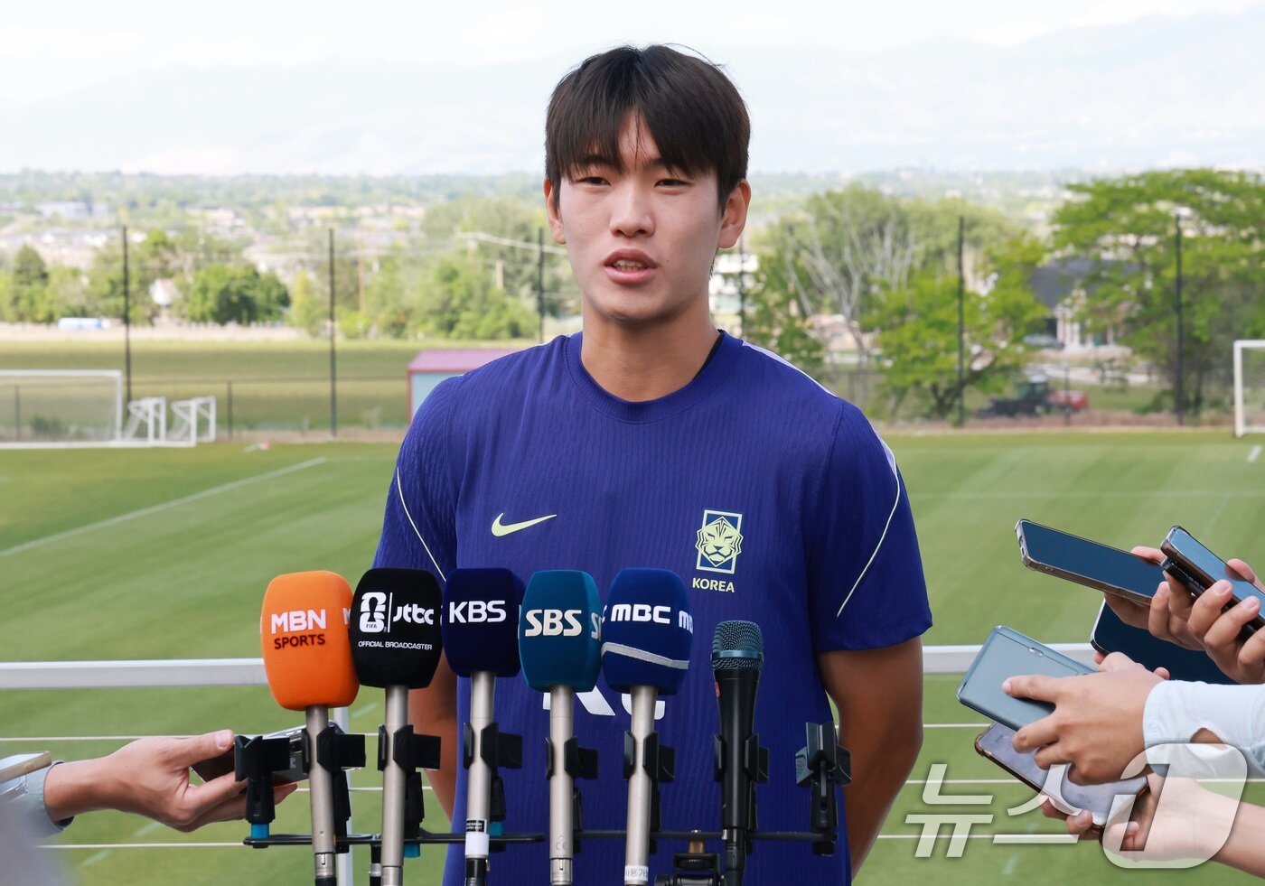 본문 이미지 - 대한민국 축구대표팀 조위제가 1일(현지시간) 미국 유타주 헤리먼에 위치한 자이언스뱅크 트레이닝센터에서 훈련에 앞서 인터뷰를 하고 있다. 조위제는 지난 30일 열린 대한민국과 트리니다드 토바고의 평가전에서 부상당한 조유민의 빈자리를 대체한다. 2026.6.2 ⓒ 뉴스1 임세영 기자
