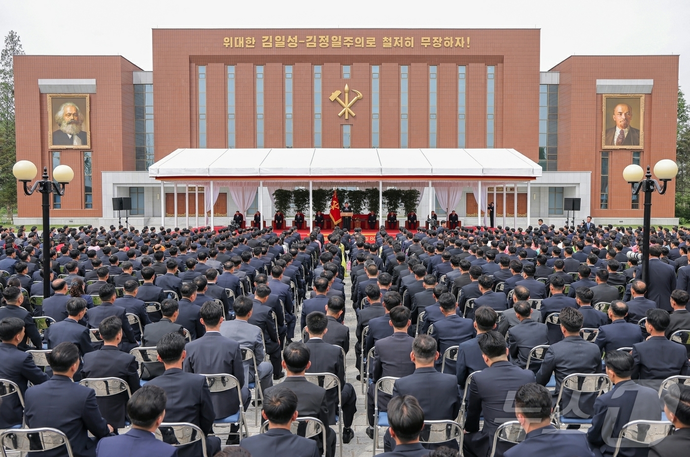 (평양 노동신문=뉴스1) = 북한 노동당 기관지 노동신문은 2일 "김정은 동지께서 6월 1일 창립 80돐(주년)을 맞이하는 조선로동당 중앙간부학교를 축하 방문했다"고 보도했다.[국 …