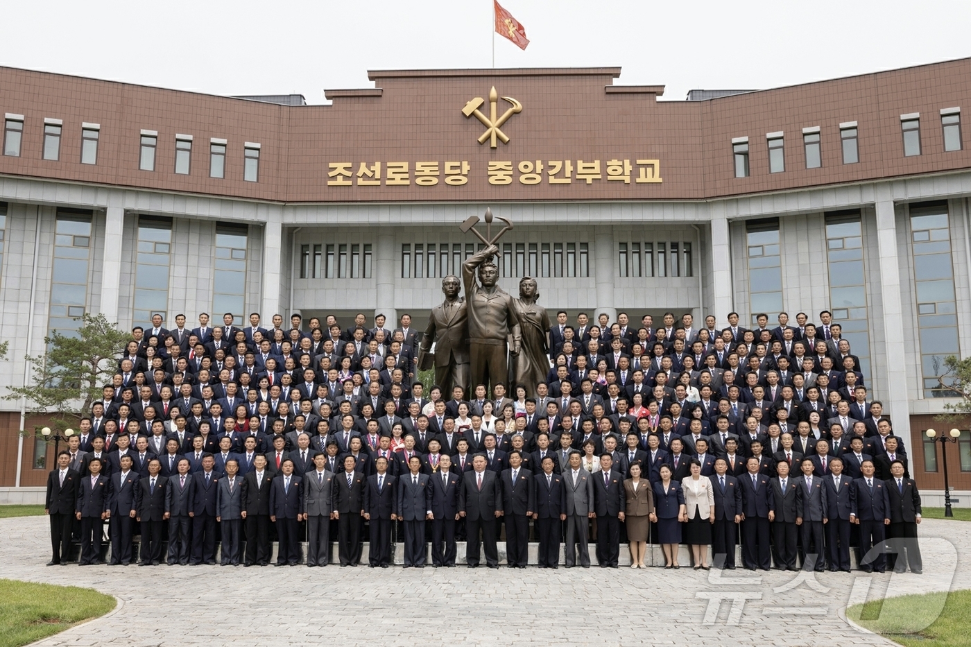 (평양 노동신문=뉴스1) = 북한 노동당 기관지 노동신문은 2일 "김정은 동지께서 6월 1일 창립 80돐(주년)을 맞이하는 조선로동당 중앙간부학교를 축하 방문했다"고 보도했다.[국 …