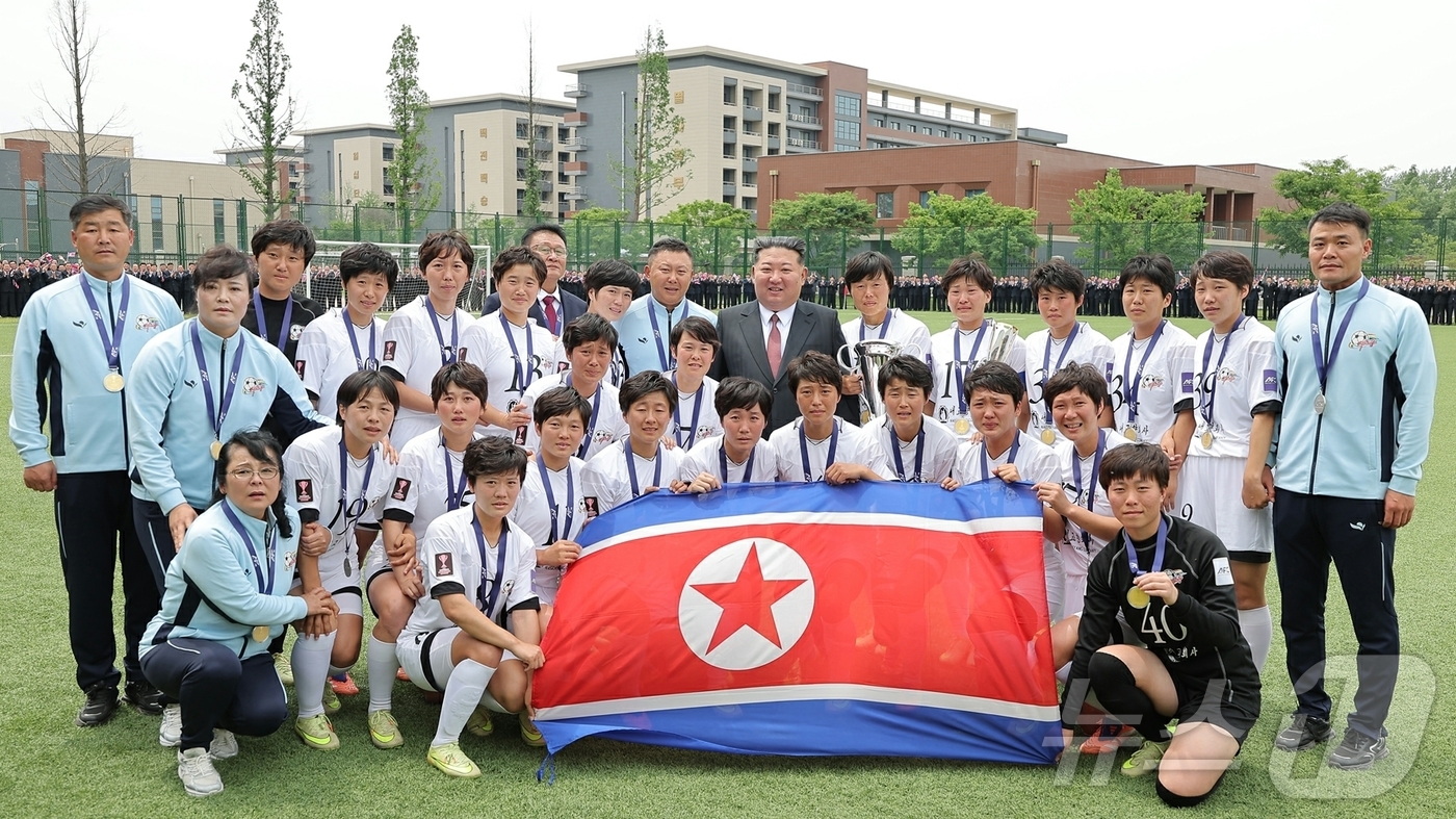 (평양 노동신문=뉴스1) = 북한 노동당 기관지 노동신문은 2일 당 중앙간부학교 창립 80주년을 맞아 2026년 아시아축구연맹 17살미만(U-17) 여자아시아컵경기대회에서 우승한 …
