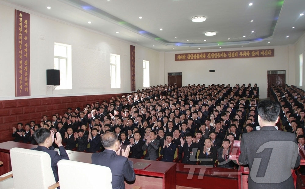 (평양 노동신문=뉴스1) = 북한 노동당 기관지 노동신문은 2일 "중앙간부학교와 평양시, 각 도(직할시)당학교들에서 창립 80돐(주년)을 맞으며 다양한 정치문화 사업들이 진행됐다" …