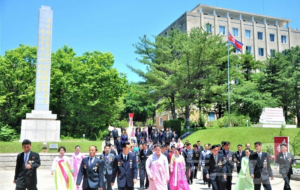 (평양 노동신문=뉴스1) = 북한 노동당 기관지 노동신문은 2일 "중앙간부학교와 평양시, 각 도(직할시)당학교들에서 창립 80돐(주년)을 맞으며 다양한 정치문화 사업들이 진행됐다" …