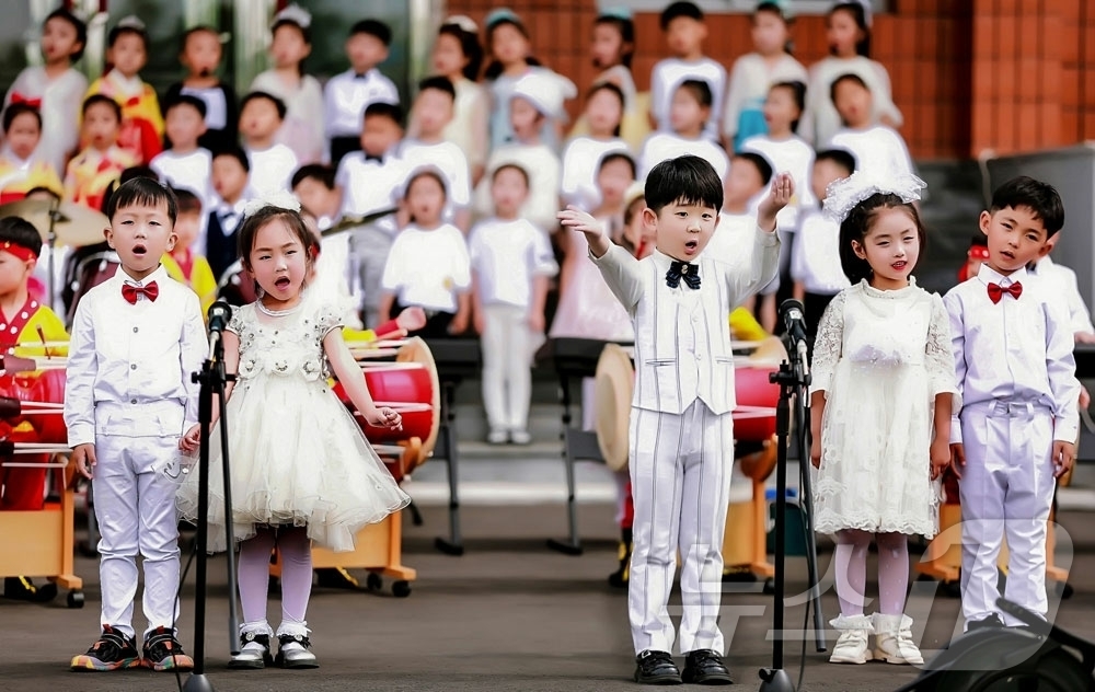 (평양 노동신문=뉴스1) = 북한 노동당 기관지 노동신문은 2일 '6·1국제아동절'(어린이날)을 맞아 각지에서 명절을 즐기는 어린이들의 웃음꽃이 피어났다고 선전했다.[국내에서만 사 …