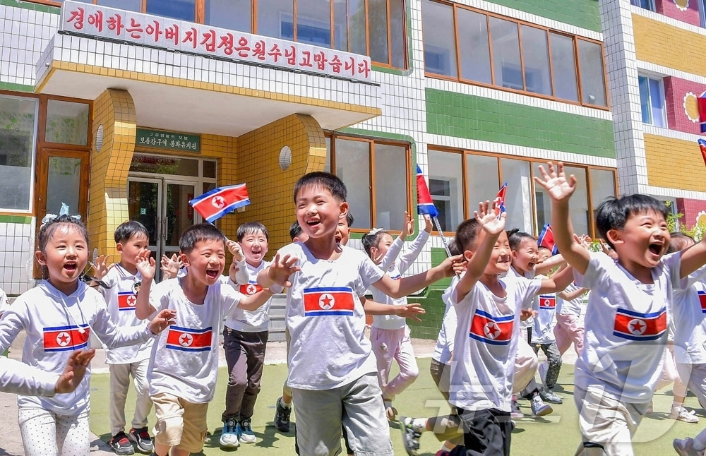 (평양 노동신문=뉴스1) = 북한 노동당 기관지 노동신문은 2일 6·1국제아동절을 맞아 각지에서 명절을 즐기는 어린이들의 웃음꽃이 피어났다고 선전했다.[국내에서만 사용가능. 재배 …