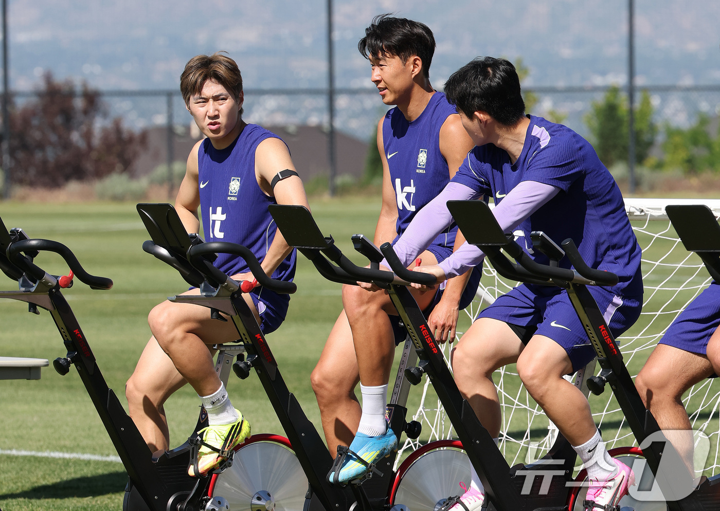 (헤리먼(유타주)=뉴스1) 임세영 기자 = 대한민국 축구대표팀 이강인, 손흥민이 1일(현지시간) 미국 유타주 헤리먼에 위치한 자이언스뱅크 트레이닝센터에서 훈련을 하고 있다. 202 …