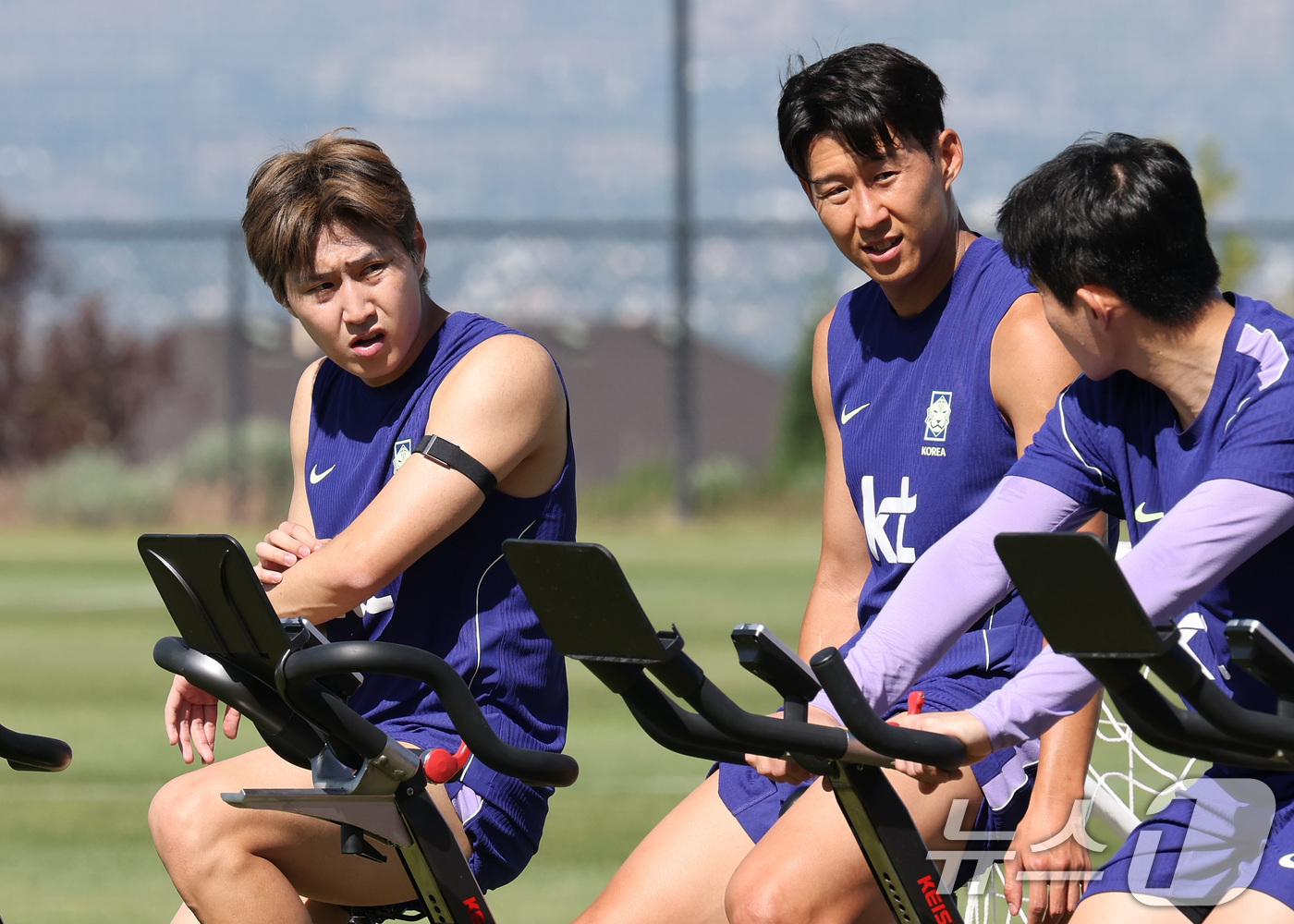 (헤리먼(유타주)=뉴스1) 임세영 기자 = 대한민국 축구대표팀 이강인(왼쪽부터), 손흥민이 1일(현지시간) 미국 유타주 헤리먼에 위치한 자이언스뱅크 트레이닝센터에서 훈련을 하고 있 …