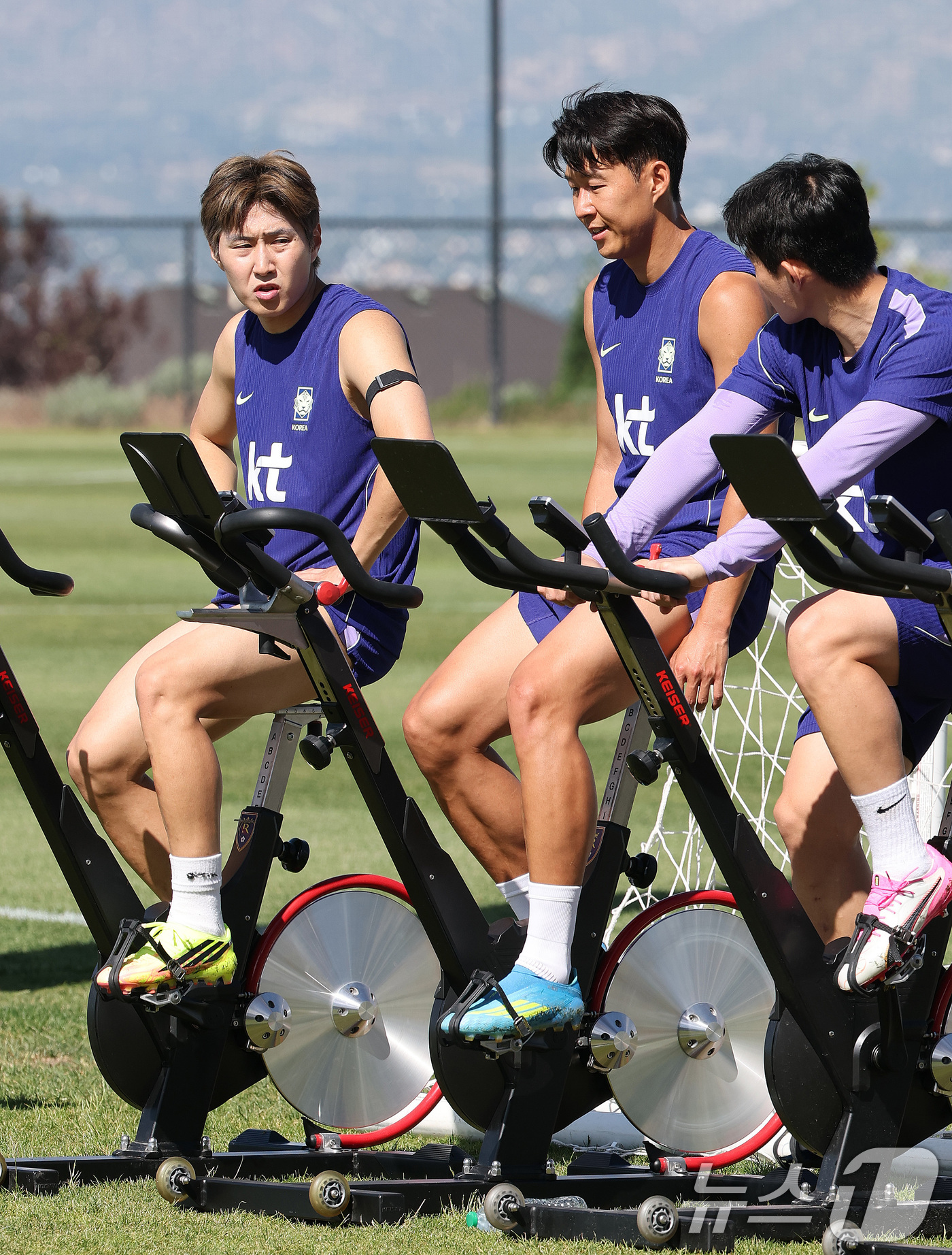 (헤리먼(유타주)=뉴스1) 임세영 기자 = 대한민국 축구대표팀 이강인(왼쪽부터), 손흥민, 이동경이 1일(현지시간) 미국 유타주 헤리먼에 위치한 자이언스뱅크 트레이닝센터에서 훈련을 …