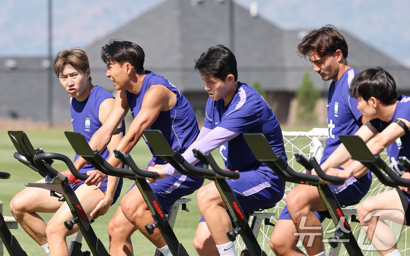 (헤리먼(유타주)=뉴스1) 임세영 기자 = 대한민국 축구대표팀 손흥민, 이강인 등이 1일(현지시간) 미국 유타주 헤리먼에 위치한 자이언스뱅크 트레이닝센터에서 훈련을 하고 있다.왼쪽 …