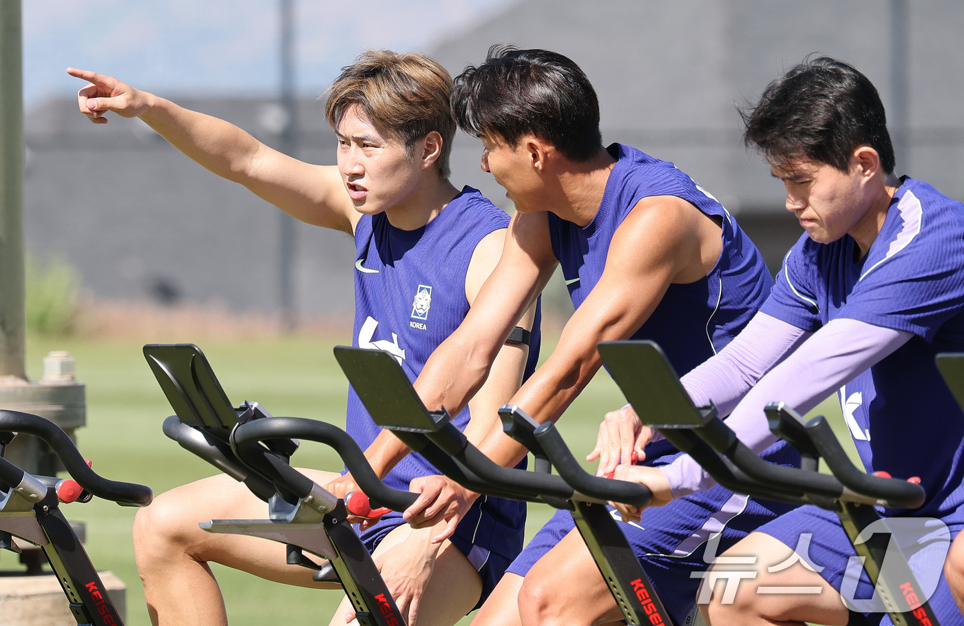 (헤리먼(유타주)=뉴스1) 임세영 기자 = 대한민국 축구대표팀 이강인(왼쪽부터), 손흥민, 이동경이 1일(현지시간) 미국 유타주 헤리먼에 위치한 자이언스뱅크 트레이닝센터에서 훈련을 …