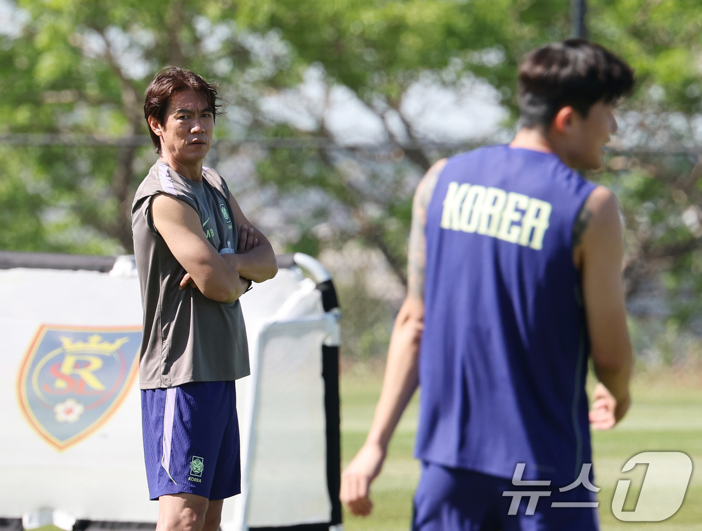 (헤리먼(유타주)=뉴스1) 임세영 기자 = 홍명보 대한민국 축구대표팀 감독이 1일(현지시간) 미국 유타주 헤리먼에 위치한 자이언스뱅크 트레이닝센터에서 선수들 훈련을 지켜보고 있다. …
