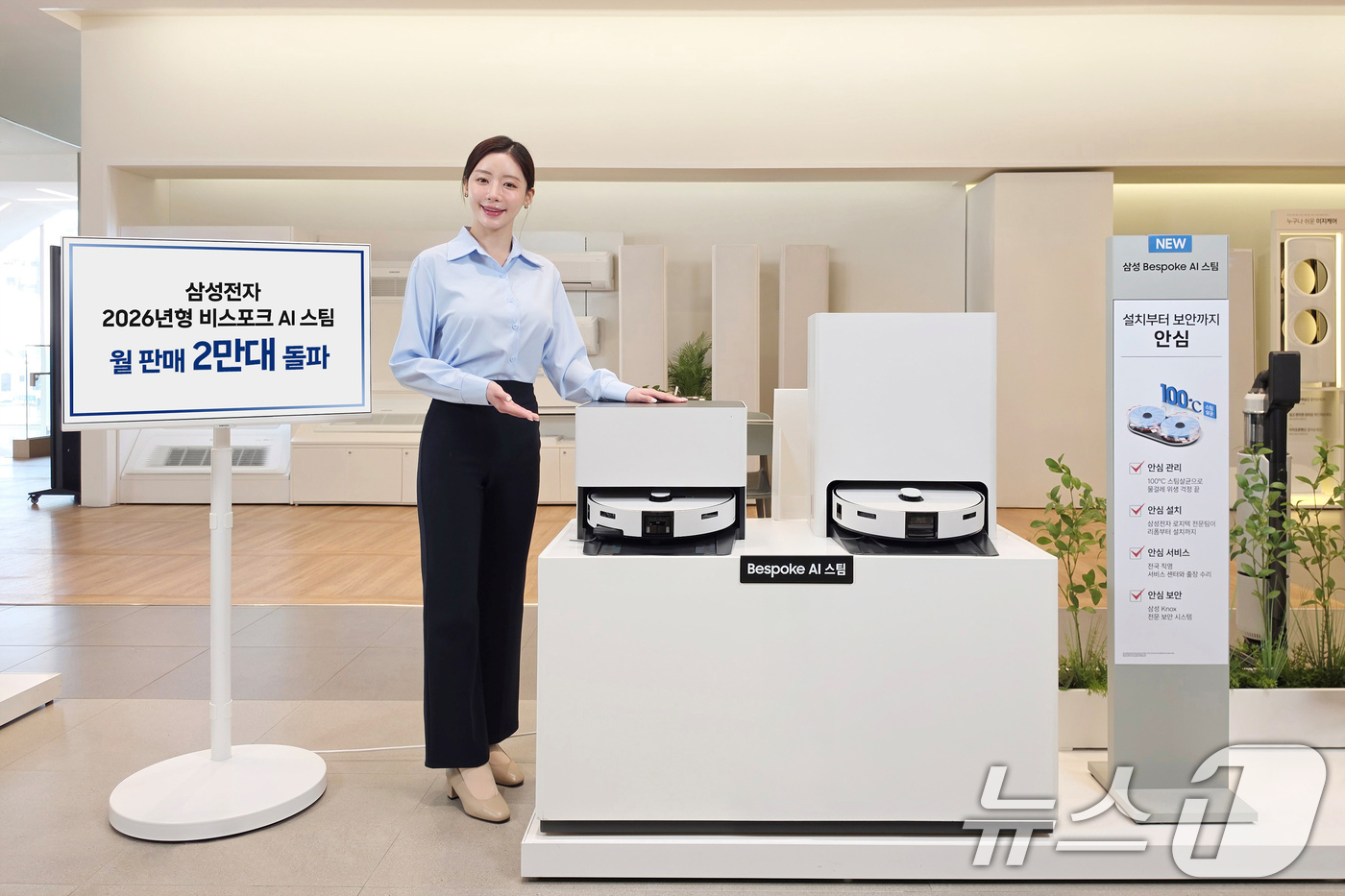 (서울=뉴스1) = 삼성전자는 '비스포크 AI 스팀' 로봇청소기가 지난 달 월 판매량 2만 대를 처음으로 돌파했다고 2일 밝혔다. 이는 전년 동기 대비 판매량이 약 60% 성장한 …