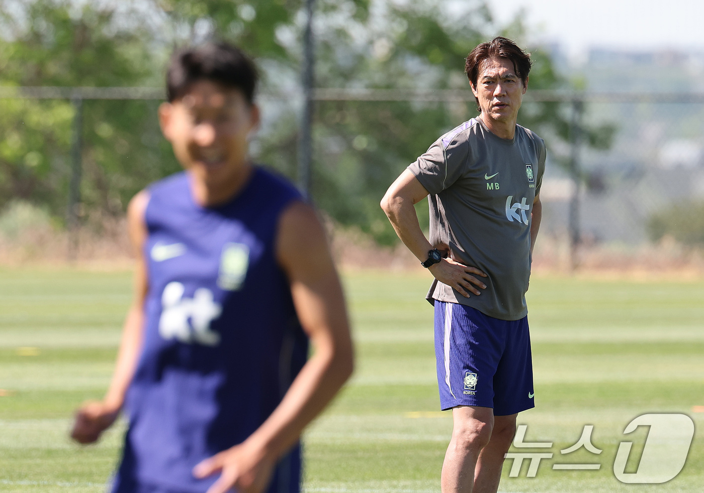 (헤리먼(유타주)=뉴스1) 임세영 기자 = 홍명보 대한민국 축구대표팀 감독이 1일(현지시간) 미국 유타주 헤리먼에 위치한 자이언스뱅크 트레이닝센터에서 선수들의 훈련을 지켜보고 있다 …