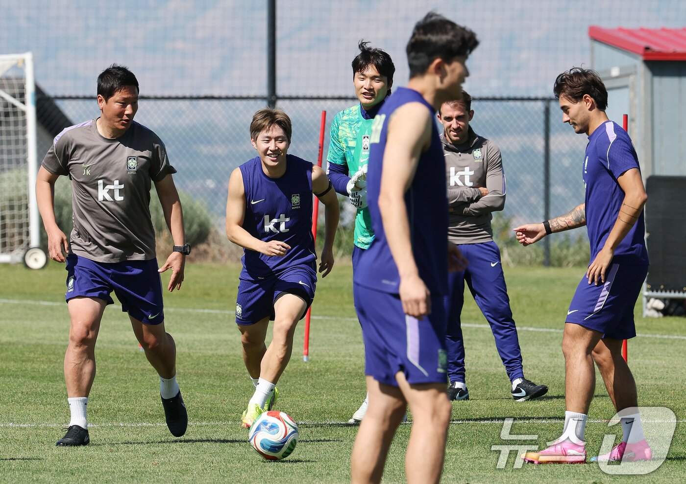 본문 이미지 - 대한민국 축구대표팀 이강인이 1일(현지시간) 미국 유타주 헤리먼에 위치한 자이언스뱅크 트레이닝센터에서 훈련을 하고 있다. 2026.6.2 ⓒ 뉴스1 임세영 기자