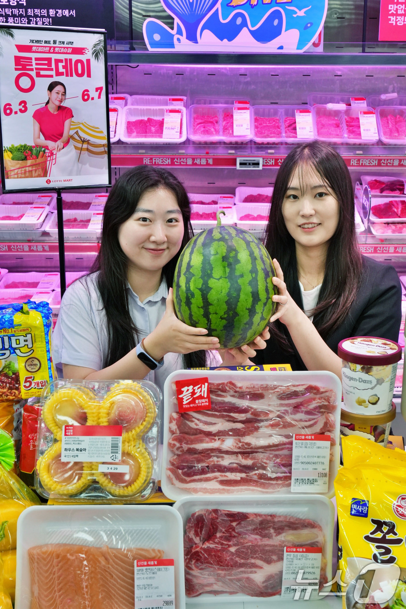(서울=뉴스1) = 지난 1일 서울 송파구 롯데마트 제타플렉스 잠실점에서 '통큰데이'를 소개하고 있다.롯데마트가 오는 3일부터 7일까지 시그니처 할인 행사인 '통큰데이'를 진행한다 …