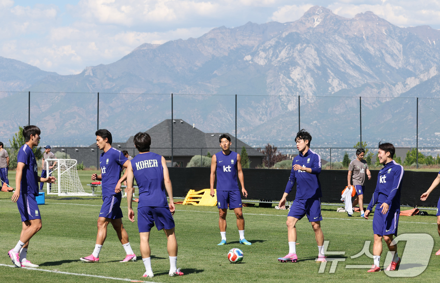 (헤리먼(유타주)=뉴스1) 임세영 기자 = 대한민국 축구대표팀 선수들이 1일(현지시간) 미국 유타주 헤리먼에 위치한 자이언스뱅크 트레이닝센터에서 훈련을 하고 있다. 2026.6.2 …