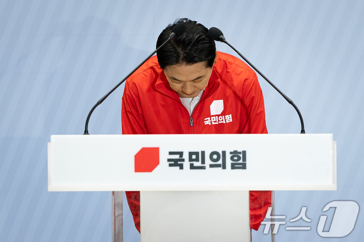본문 이미지 - 장동혁 국민의힘 대표가 2일 서울 여의도 중앙당사에서 6·3 지방선거 및 국회의원 재보궐 선거 본투표를 하루 앞두고 대국민 투표 참여 호소 담화문 발표에 앞서 인사하고 있다. 2026.6.2 ⓒ 뉴스1 유승관 기자