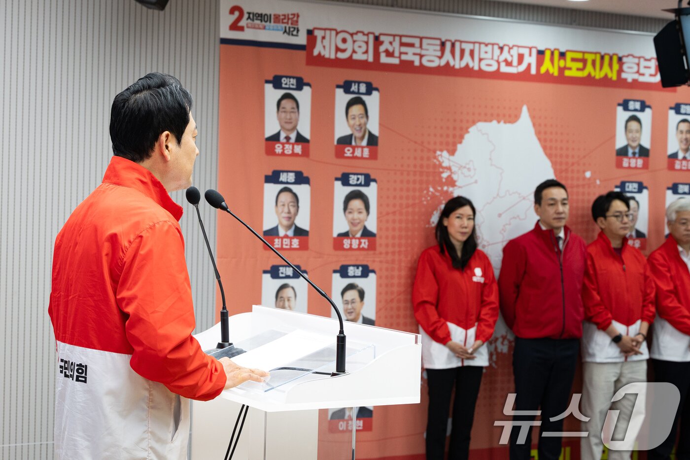 본문 이미지 - 장동혁 국민의힘 대표가 2일 서울 여의도 중앙당사에서 6·3 지방선거 및 국회의원 재보궐 선거 본투표를 하루 앞두고 대국민 투표 참여 호소 담화문을 발표하고 있다. 2026.6.2 ⓒ 뉴스1 유승관 기자