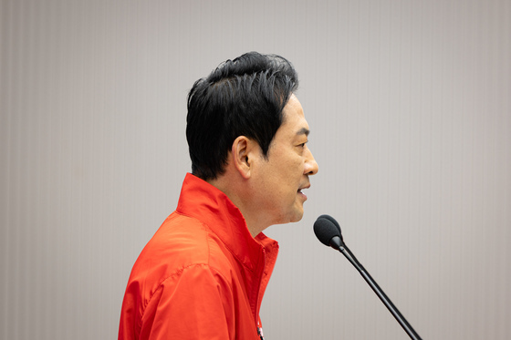 대국민 투표 참여 호소 담화문 밝히는 장동혁 대표
