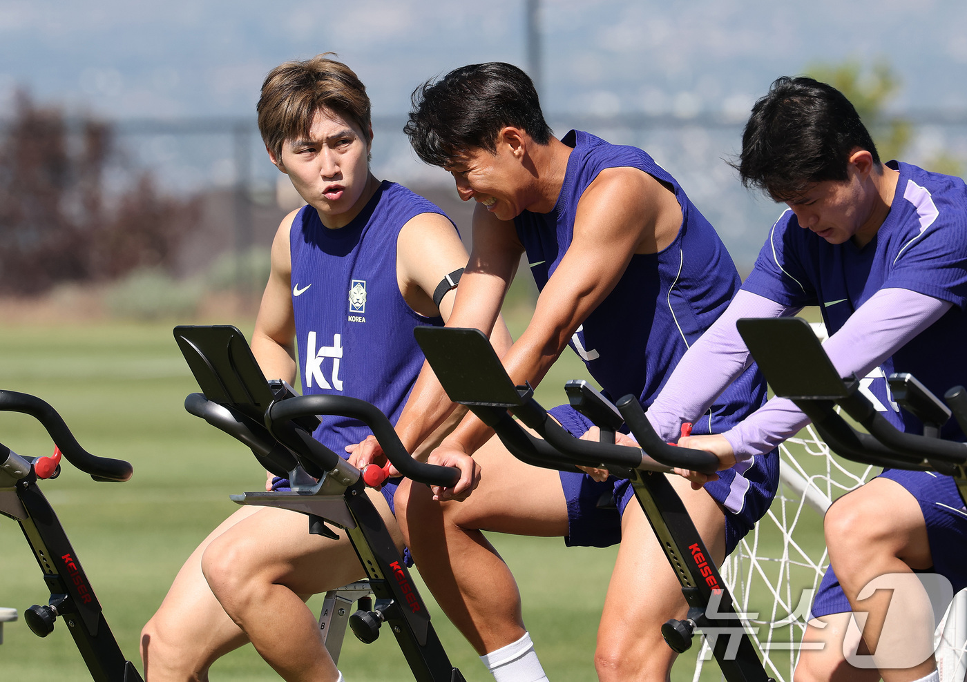 (헤리먼(유타주)=뉴스1) 임세영 기자 = 대한민국 축구대표팀 이강인(왼쪽부터), 손흥민, 이동경이 1일(현지시간) 미국 유타주 헤리먼에 위치한 자이언스뱅크 트레이닝센터에서 훈련을 …