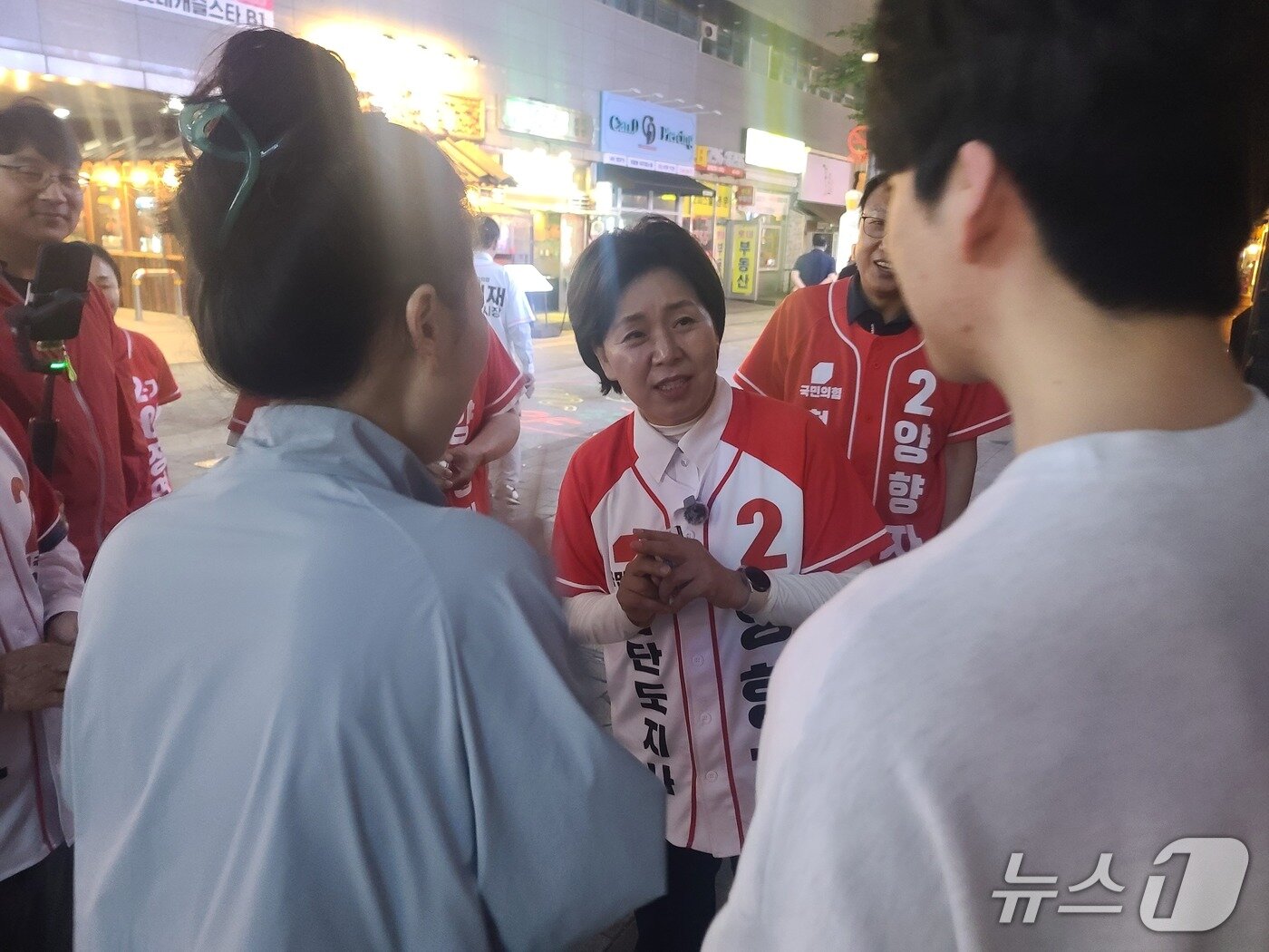 본문 이미지 - 야간 도보 유세 중인 양향자 국민의힘 경기도지사 후보.(양 후보 캠프 제공. 재판매 및 DB금지)