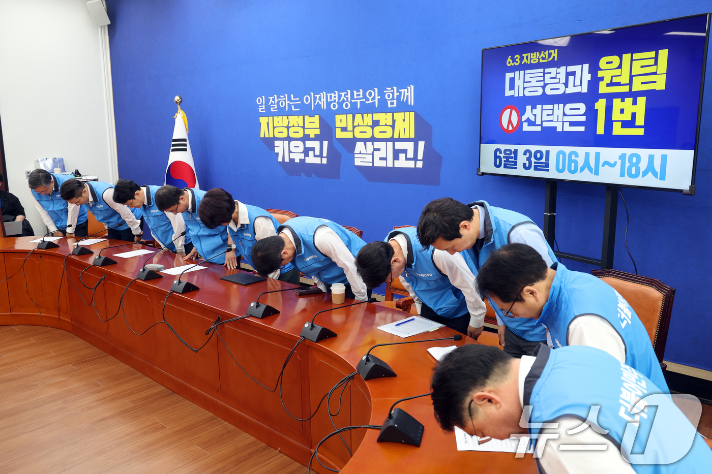 (서울=뉴스1) 황기선 기자 = 한병도 더불어민주당 원내대표가 2일 오전 서울 여의도 국회에서 열린 원내대책회의에서 참석자들과 인사를 하고 있다.  2026.6.2/뉴스1