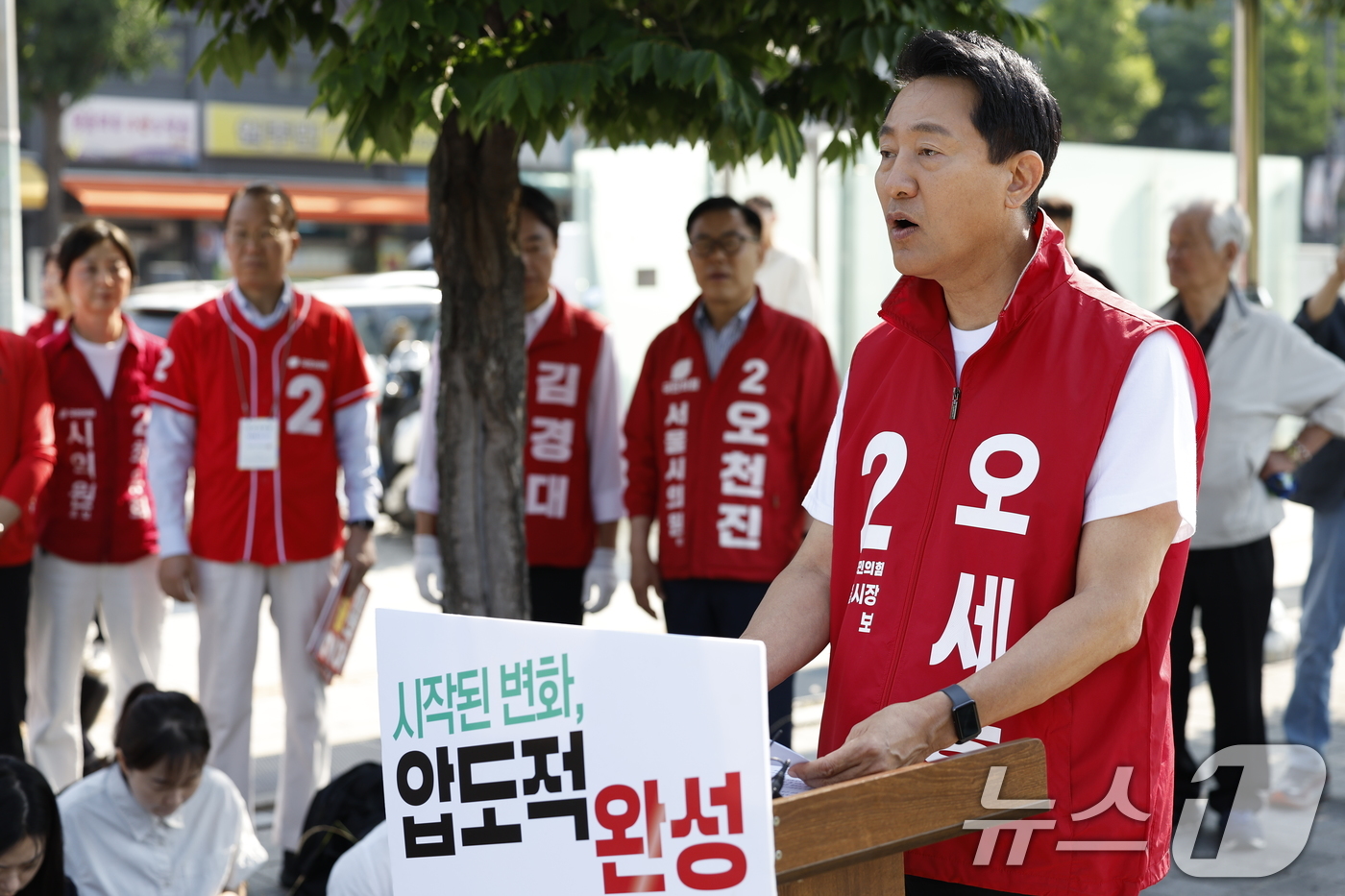 (서울=뉴스1) 박정호 기자 = 오세훈 국민의힘 서울시장 후보가 2일 오전 서울 용산구 효창공원역 앞에서 대국민호소문을 발표하고 있다. 2026.6.2/뉴스1