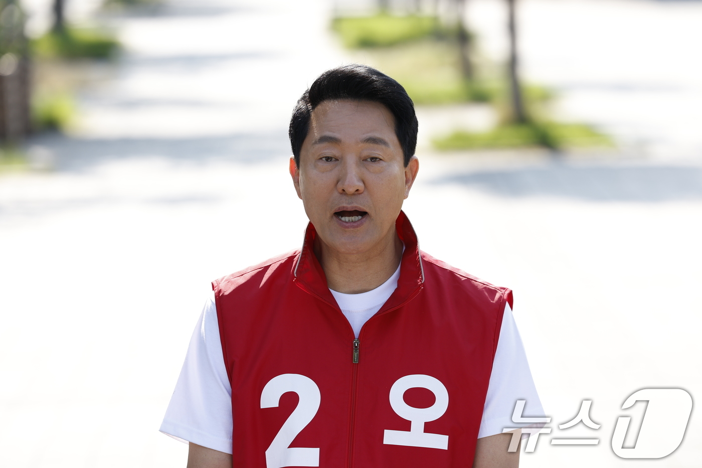 (서울=뉴스1) 박정호 기자 = 오세훈 국민의힘 서울시장 후보가 2일 오전 서울 용산구 효창공원역 앞에서 대국민호소문을 발표하고 있다. 2026.6.2/뉴스1