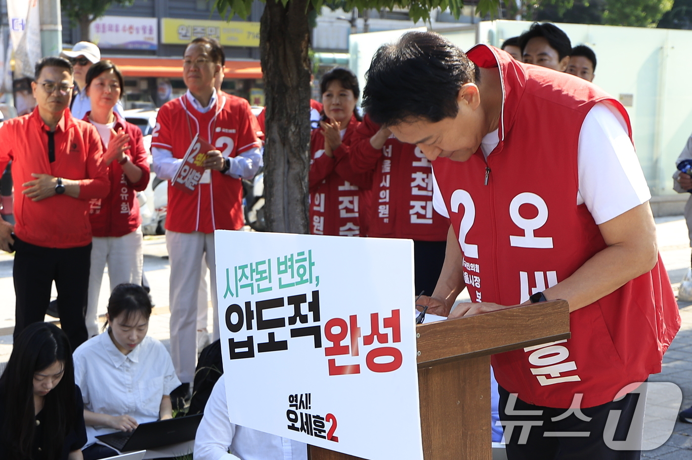 (서울=뉴스1) 박정호 기자 = 오세훈 국민의힘 서울시장 후보가 2일 오전 서울 용산구 효창공원 앞에서 대국민 호소문을 발표를 마치고 고개 숙여 인사하고 있다. 2026.6.2/뉴 …