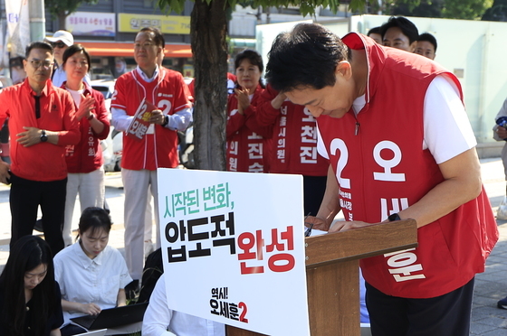 고개 숙여 인사하는 오세훈 후보