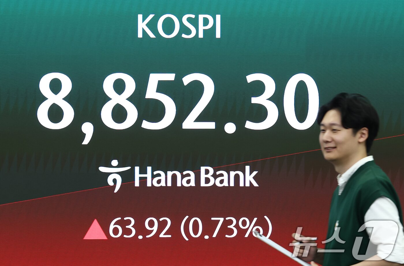본문 이미지 - 코스피가 전 거래일(8788.38)보다 94.81포인트(1.08%) 상승한 8883.19에 출발한 2일 오전 서울 중구 하나은행 본점 딜링룸 전광판에 코스피 지수가 나오고 있다. 2026.6.2 ⓒ 뉴스1 김민지 기자