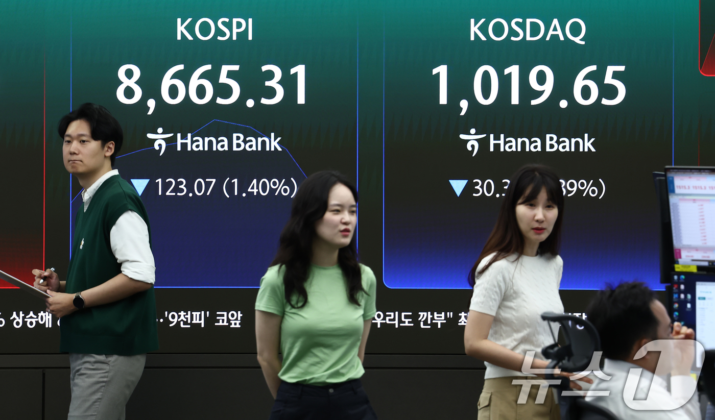 (서울=뉴스1) 김민지 기자 = 코스피가 전 거래일(8788.38)보다 94.81포인트(1.08%) 상승한 8883.19에 출발한 2일 오전 서울 중구 하나은행 본점 딜링룸 전광판 …