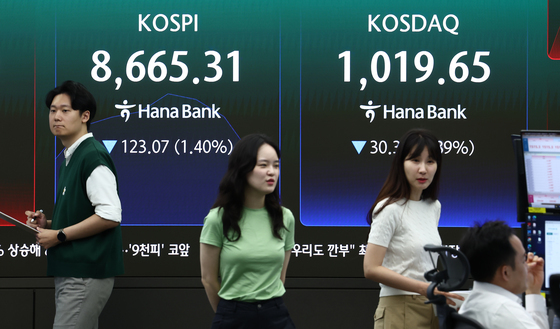 금리 부담에 코스피 3%대 약세…개미는 4조 '줍줍'[장중시황]