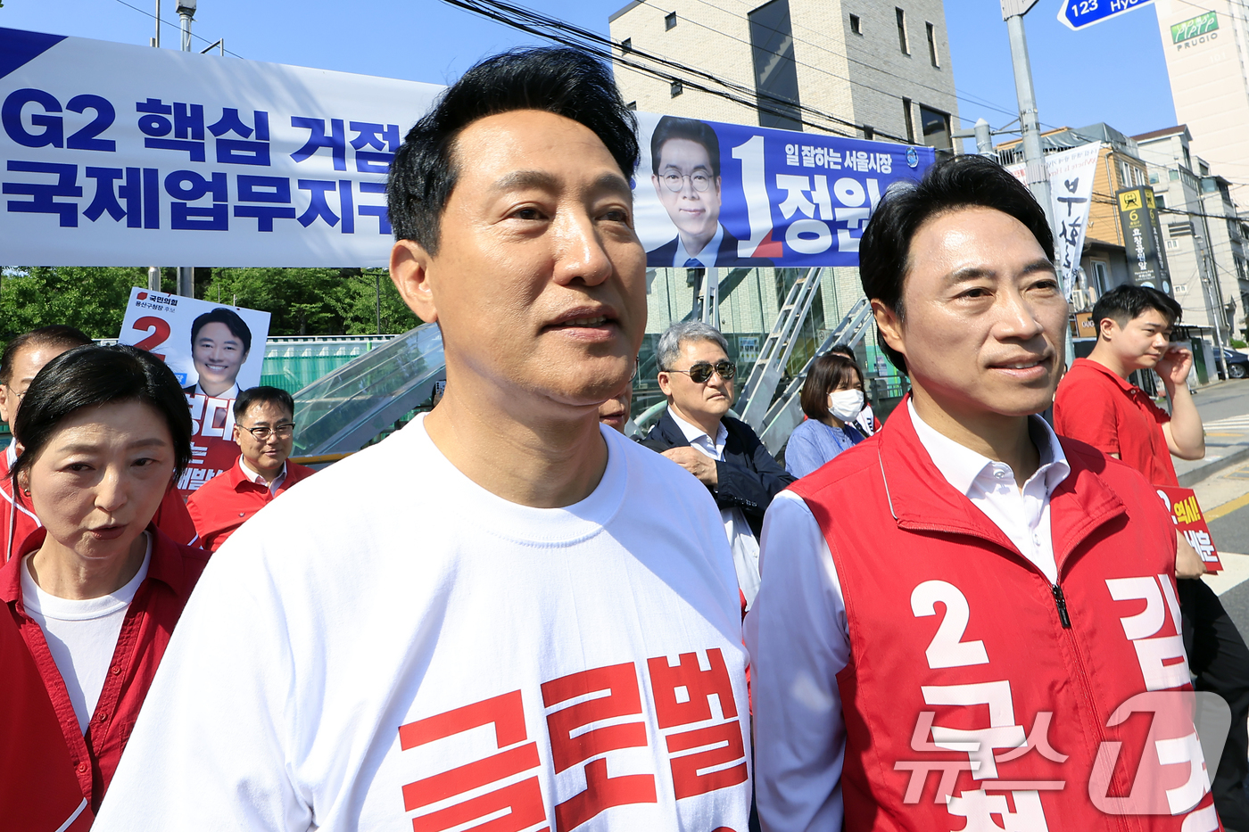 (서울=뉴스1) 박정호 기자 = 오세훈 국민의힘 서울시장 후보가 2일 오전 서울시 용산구 효창공원역 앞에서 대국민 호소문 발표 후 순회 유세를 위해 이동하고 있다.  2026.6. …