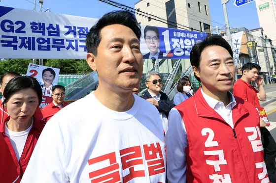 오세훈 후보 뒤 정원오 후보 현수막