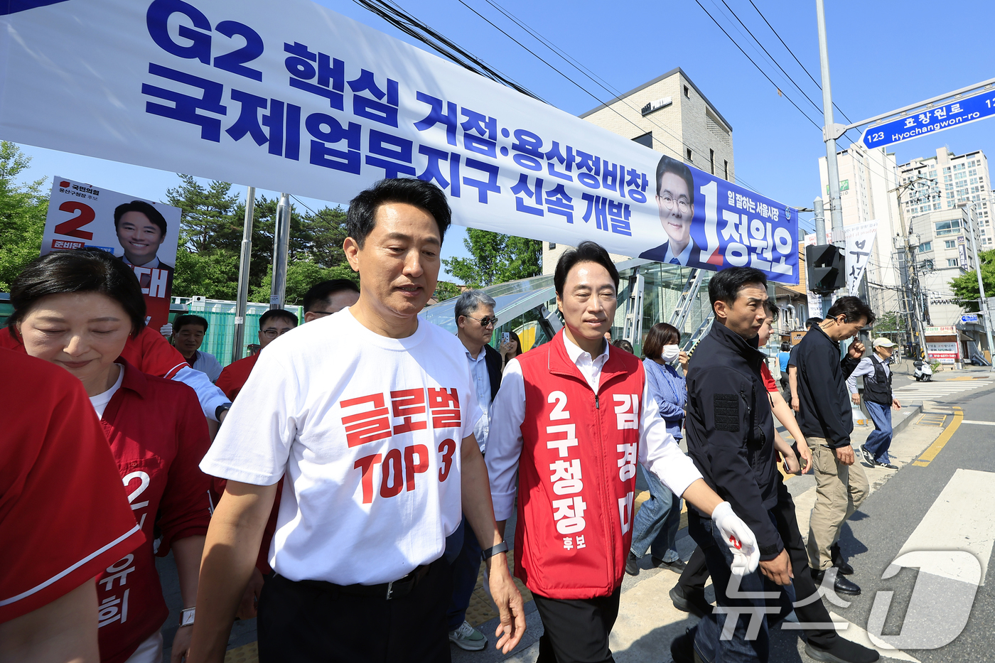 (서울=뉴스1) 박정호 기자 = 오세훈 국민의힘 서울시장 후보가 2일 오전 서울시 용산구 효창공원역 앞에서 대국민 호소문 발표 후 순회 유세를 위해 이동하고 있다.  2026.6. …