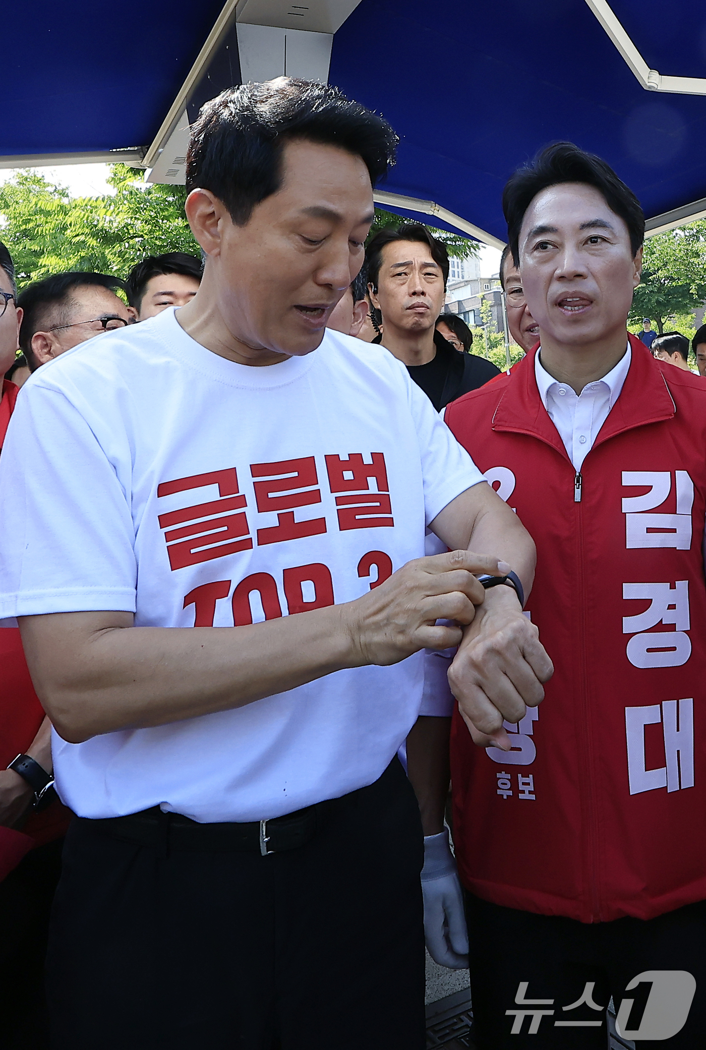 (서울=뉴스1) 박정호 기자 = 오세훈 국민의힘 서울시장 후보가 2일 오전 서울시 용산구 효창공원역 앞에서 대국민 호소문 발표 후 순회 유세를 위해 이동하며 시간을 확인하고 있다. …