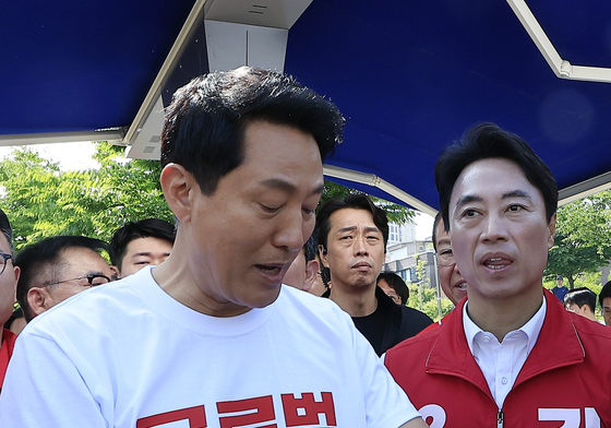 시간 확인하는 오세훈 후보