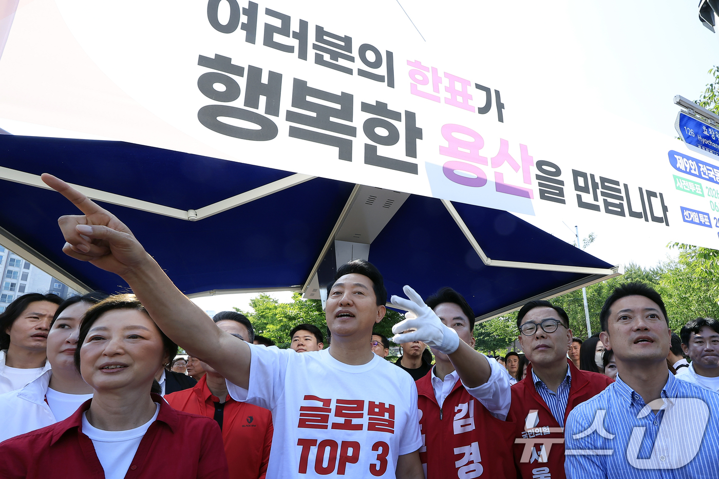 (서울=뉴스1) 박정호 기자 = 오세훈 국민의힘 서울시장 후보가 2일 오전 서울시 용산구 효창공원역 앞에서 대국민 호소문 발표 후 순회 유세를 위해 이동하며 신호를 기다리고 있다. …