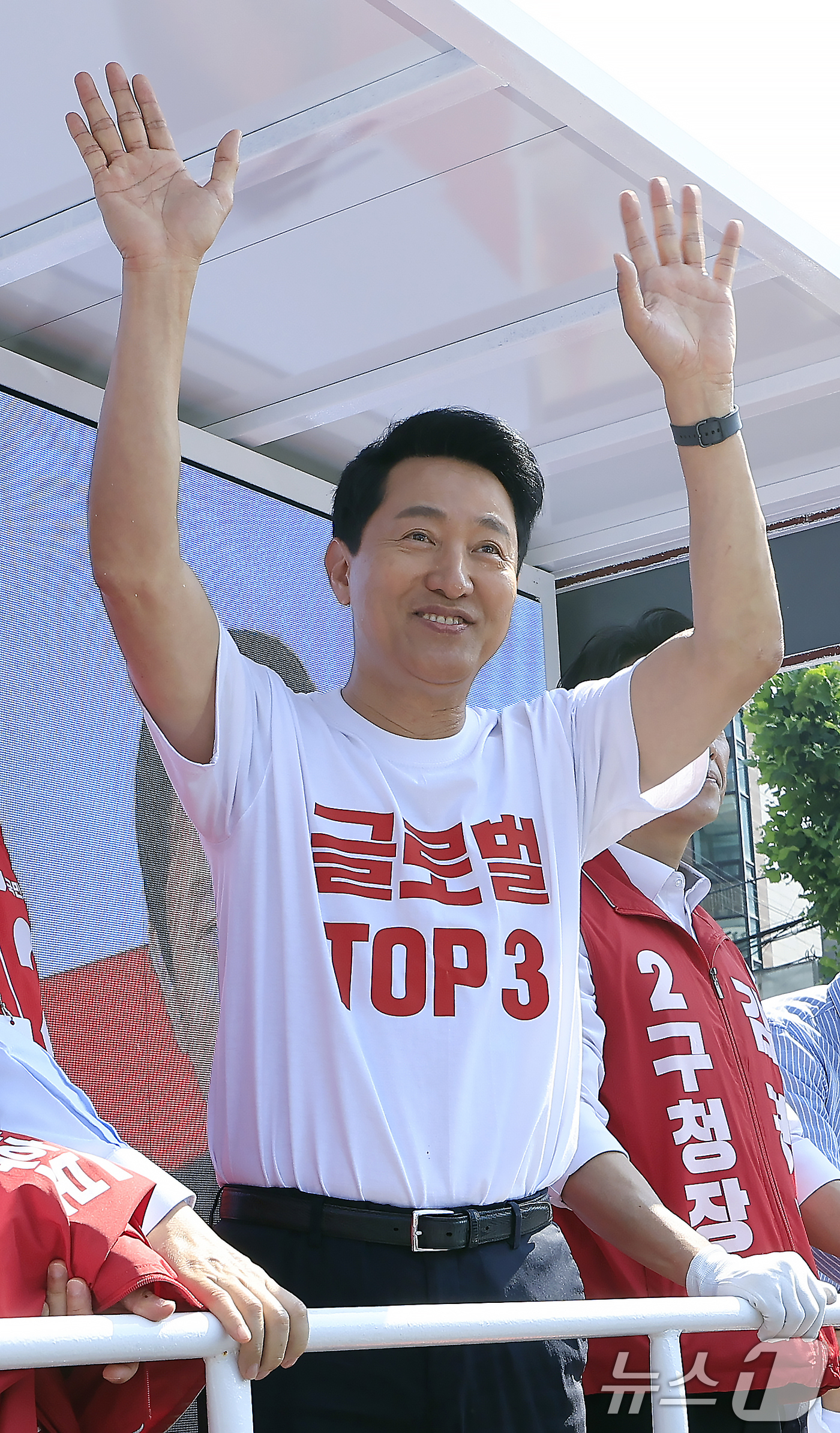 (서울=뉴스1) 박정호 기자 = 오세훈 국민의힘 서울시장 후보가 2일 오전 서울시 용산구 효창공원역 앞에서 대국민 호소문 발표 후 순회 유세에 나서며 시민들을 향해 인사하고 있다. …