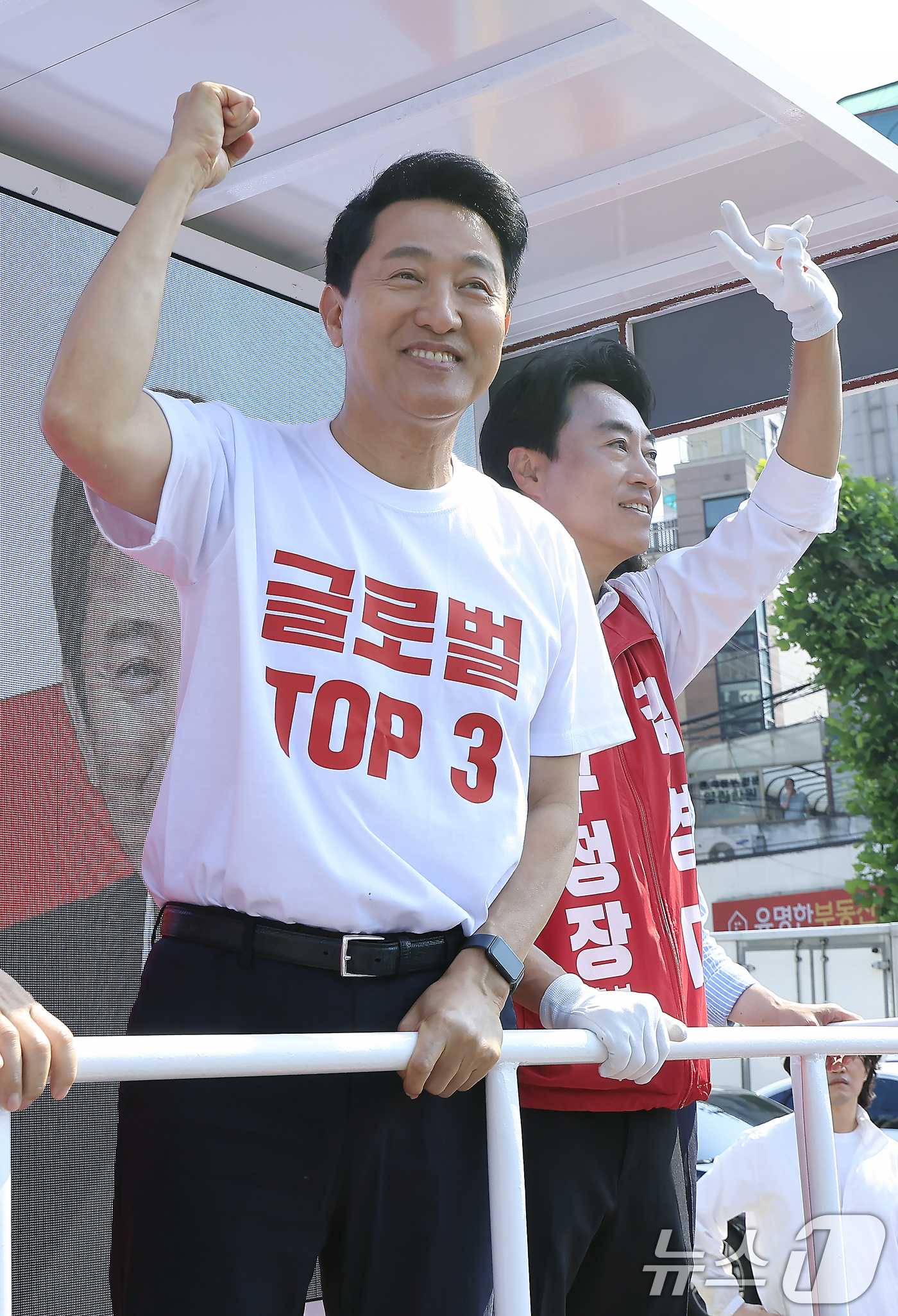 (서울=뉴스1) 박정호 기자 = 오세훈 국민의힘 서울시장 후보가 2일 오전 서울시 용산구 효창공원역 앞에서 대국민 호소문 발표 후 김경대 용산구청장 후보와 함께 순회 유세를 출발하 …